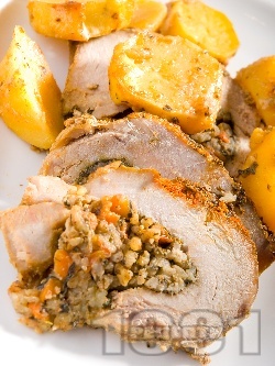 Печена пълнена свинска плешка с плънка от гъби, моркови, чушки, мед и подправки на фурна под фолио - снимка на рецептата